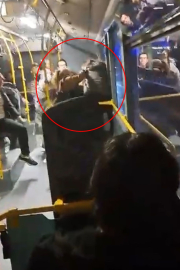 Otobüste, kadınların ‘yer kavgası’ kamerada