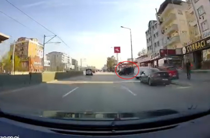 El freni çekilmeyen minibüs, hareket edip, yola indi; o anlar kamerada