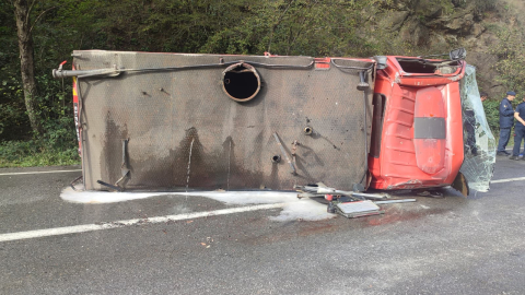 Yangına müdahaleden dönen itfaiye aracı devrildi: 2 yaralı