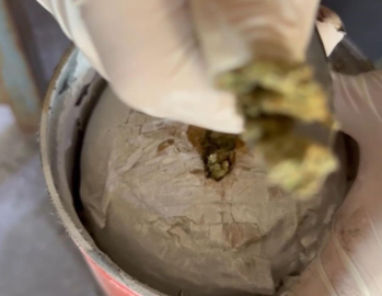 Otobüste yangın söndürme tüpüne gizlenmiş 8 kilo skunk ele geçirildi