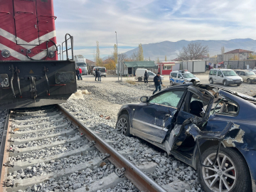 Lokomotif, hemzemin geçitte otomobile çarptı