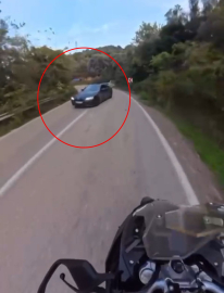 Otomobil sürücüsü virajda drift attı, motosikletli kazayı kıl payı atlattı