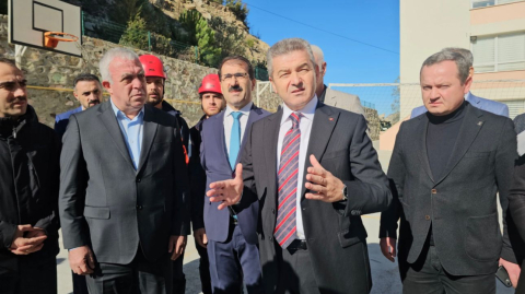 Yamaçtan kopan kayalar Çoruh’a yuvarlandı, yakındaki lisede eğitime 1 gün ara verildi