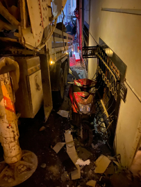 İstanbul- Eyüpsultan'da şoförün kontrolünü kaybettiği vinç 4 araca ve 2 binaya çarptı