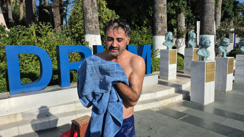 Bodrum’da susuzluğu protesto etmek amacıyla Belediye Meydanında duş aldı