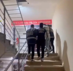 İzmir - Otomobilin camını kırıp teyp ve ses sistemi çalan 2 şüpheli yakalandı /Video eklendi