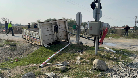Trenin çarptığı kamyonet ikiye bölündü