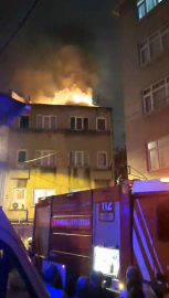 İstanbul - Fatih'te 3 katlı binanın çatısı alev alev yandı