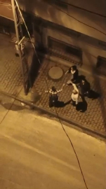 İstanbul - Arnavutköy'de komşuların gürültü kavgası kamerada; sopayla saldırdılar