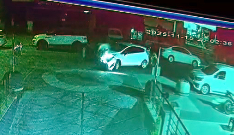 İstanbul - Beylikdüzü'nde hızla giden motosikletin otomobile çarptığı kaza kamerada