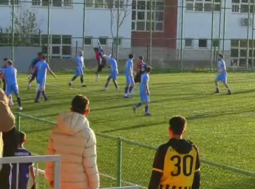 Futbolcular arasında arbede çıktı; maç tatil edildi