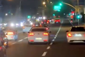 İstanbul - Avcılar'da düğün konvoyundaki araçlar trafiği kesti