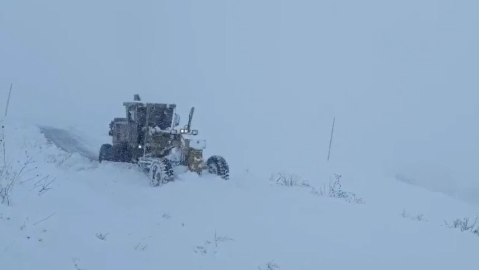 Hakkari’de kardan kapanan 30 köy ve mezra yolu ulaşıma açıldı