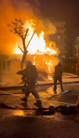 İstanbul - Bağcılar'da gecekondu yangını: Anne ve 4 çocuğu dumandan etkilendi