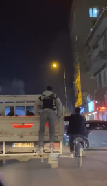 Patenli ve bisikletli 2 gencin trafikteki tehlikeli hareketleri kamerada