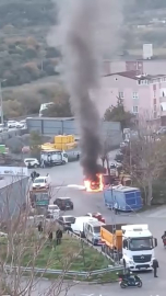İstanbul-Ataşehir'de hafif ticari araç alev alev yandı / Ek görüntüyle