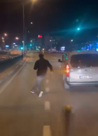 Bursa'da 'yol verme' kavgası; sürücünün aracına baltayla saldırdı