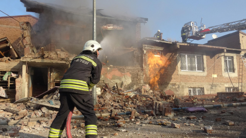 Erzurum'da doğal gaz kaynaklı patlama; 2 katlı binanın bir kısmı çöktü
