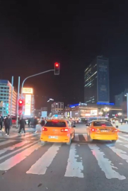 Işık ihlali yapıp, yayaya saldırı girişiminde bulunan taksi sürücüsü kamerada