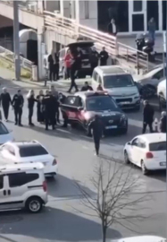 İstanbul - Büyükçekmece'de adliye önünde bıçaklı kavga; üvey annesinin kardeşini bıçaklayan şüpheli gözaltında
