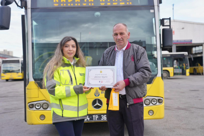 İstanbul  -Otobüs şoförü Öğretmenler Günü'nde yolcusu iki öğretmene çiçek hediye etti