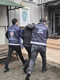 İstanbul - Büyükçekmece'de kendini kargo çalışanı olarak tanıtıp teslimat kodu istedi, şubeden kargoları alırken yakalandı