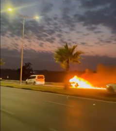 Adana'da seyir halindeki otomobil alev alev yandı; o anlar kamerada
