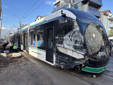 Tramvay ile çöp kamyonu çarpıştı: 3 yaralı
