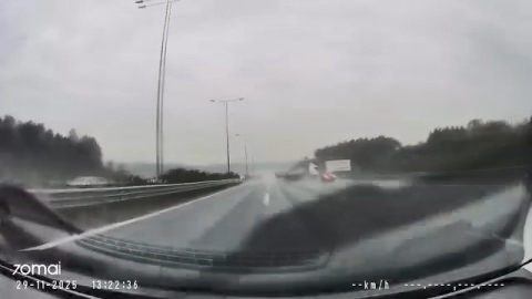 İstanbul - Beykoz'da TIR'ın otoyolda ters dönüp şarampole yuvarlandığı anlar kamerada