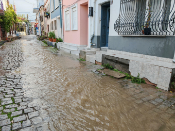 Ayvalık'ta sağanak yağmur cadde ve sokakları göle çevirdi