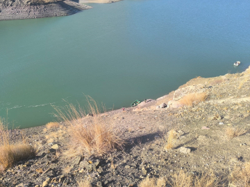 Otomobil baraj gölüne yuvarlandı, ekipler arama kurtarma çalışması başlattı