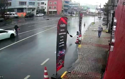 İstanbul-Avcılar'da alışverişten dönen yayaya otomobil çarptı; kaza anı kamerada