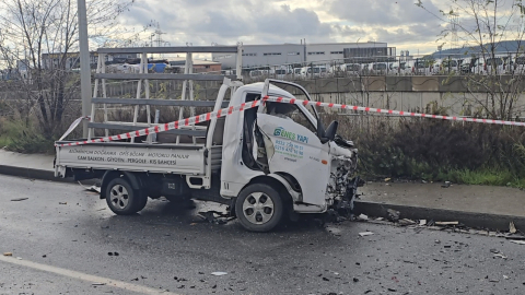 İstanbul  - Sancaktepe’de kayganlaşan yolda kamyonet hafriyat kamyonuna çarptı: 1 ölü