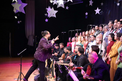 Gündüz şifa dağıtıyor, akşam kurduğu koroyla sahne alıyor