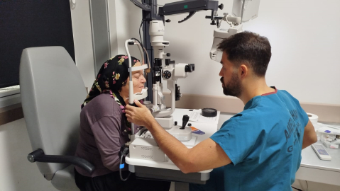55 yıl önce görme yetisi kaybolan sağ gözü ameliyatla görmeye başladı