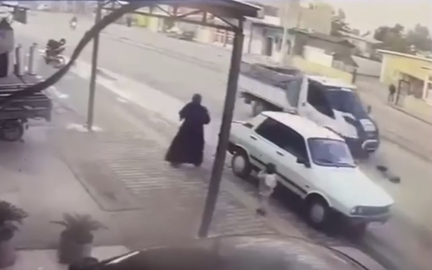 Yolun karşısına koşarken kamyonetin çarptığı çocuk ağır yaralandı; kaza anı kamerada