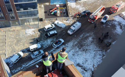 Paralarını alamadıklarını söyleyen işçiler, çatıya çıkıp eylem yaptı