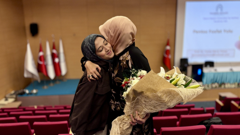 Kızılay’ın prefabrik kütüphanesinden, Kızılay Genel Başkanı Yılmaz'ın ders verdiği tıp fakültesine