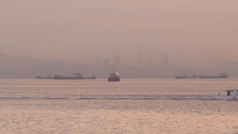 İstanbul - İstanbul Boğazı sis nedeniyle gemi trafiğine kapatıldı /Görüntü eklendi