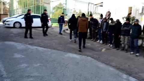 Amasya’da plastik ham madde yüklü TIR’dan 13 kaçak göçmen çıktı