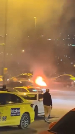 İstanbul - Beyoğlu'nda taksinin alev alev yandığı anlar kamerada; 3 yolcu son anda kurtuldu