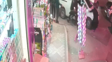 İstanbul - Küçükçekmece'de bekçilerin 'dur' ihtarına uymayan sürücü aracıyla kaçarken kadına çarptı; kaza kamerada