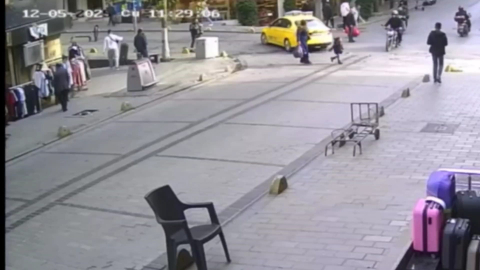 İstanbul- Fatih'te yolun karşısına geçen çocuğa motosiklet çarpıp kaçtı; kaza kamerada