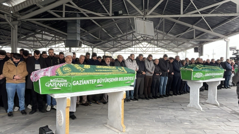 Osmaniye’deki otobüs kazasında ölen 3 kişi, toprağa verildi