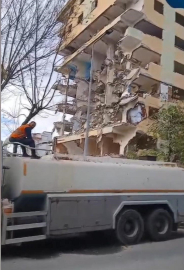 İstanbul - Bağcılar'da 8 katlı bina yıkım sırasında çöktü; ölümün kıyısından döndü / Ek fotoğrafla