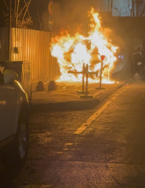 İstanbul - Üsküdar'da park halindeki hafif ticari araç alev alev yandı