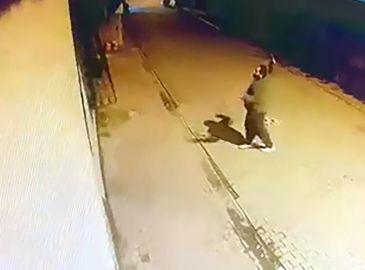 Evin pencerleerine taş atıp, camları kırdı