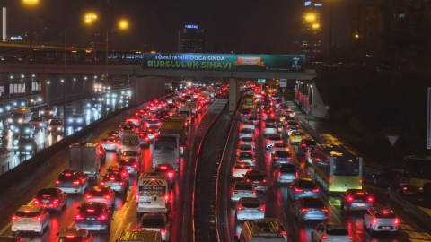 İstanbul - İstanbul'da trafik yoğunluğu yüzde 90'a ula��tı