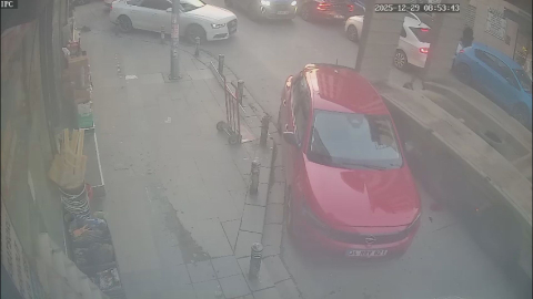 İstanbul - Küçükçekmece'de park halindeki otomobile TIR çarptı; kaza kamerada