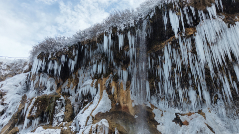 Dipsizgöl Şelalesi'nde kış güzelliği; dev sarkıtlar oluştu